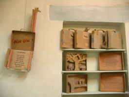 Amis Mots Valises : valises de carton contenant poèmes et scénettes, prêts à être emportés en signe de protection des animaux. Eric Plateau 